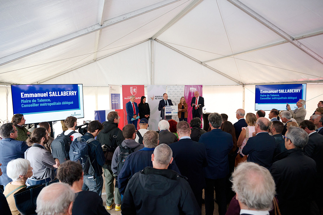 Groupe de personnes écoutant le discours d'inauguration de la Halte Talence Médoquine